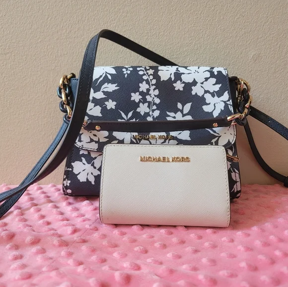 Michael Kors crossbody bag and wallet - Picture 12 of 13